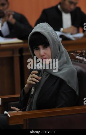 Nov. 9, 2011 - Jakarta, Indonesia - Inong Malinda aka "'Melinda Dee'', ex relationship manager di Citigroup Inc.'s Indonesia operazioni, durante una sua prova al Sud Jakarta la corte distrettuale di Jakarta, Indonesia,Novembre 9, 2011. Dee è stato caricato con il riciclaggio di denaro e la violazione di leggi bancarie Foto Stock