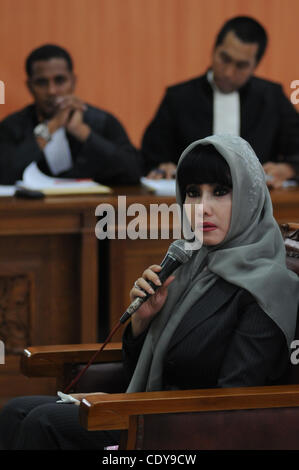 Nov. 9, 2011 - Jakarta, Indonesia - Inong Malinda aka "'Melinda Dee'', ex relationship manager di Citigroup Inc.'s Indonesia operazioni, durante una sua prova al Sud Jakarta la corte distrettuale di Jakarta, Indonesia,Novembre 9, 2011. Dee è stato caricato con il riciclaggio di denaro e la violazione di leggi bancarie Foto Stock