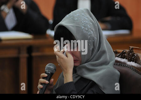 Nov. 9, 2011 - Jakarta, Indonesia - Inong Malinda aka "'Melinda Dee'', ex relationship manager di Citigroup Inc.'s Indonesia operazioni, durante una sua prova al Sud Jakarta la corte distrettuale di Jakarta, Indonesia,Novembre 9, 2011. Dee è stato caricato con il riciclaggio di denaro e la violazione di leggi bancarie Foto Stock