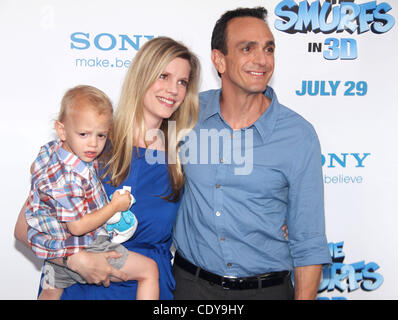 Luglio 24, 2011 - New York New York, Stati Uniti - Attore Hank Azaria assiste la prima mondiale di "I Puffi in 3D' tenuto presso il Teatro Ziegfeld. (Credito Immagine: © Nancy Kaszerman/ZUMAPRESS.com) Foto Stock