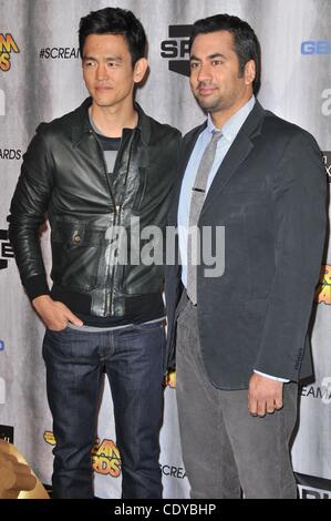 15 ott 2011 - Los Angeles, California, Stati Uniti d'America - Attore JOHN CHO, attore Kal Penn al 2011 Spike TV 'Scream Awards" tenutasi presso gli Universal Studios Backlot, Los Angeles. (Credito Immagine: © Jeff Frank/ZUMAPRESS.com) Foto Stock