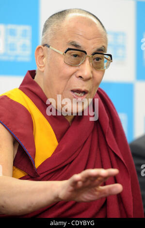 Nov. 7, 2011 - Tokyo, Giappone - tibetano leader spirituale DALAI LAMA partecipa a una conferenza stampa presso la stampa libera associazione di Giappone il 7 novembre 2011 a Tokyo, Giappone. Egli ha in programma di visitare il terremoto Fukushima e Sendai durante la sua visita in Giappone. (Credito Immagine: © Hiroki Yamam Foto Stock