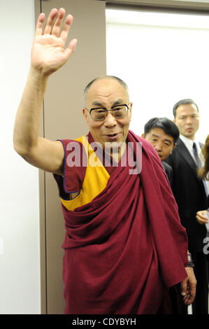 Nov. 7, 2011 - Tokyo, Giappone - tibetano leader spirituale DALAI LAMA partecipa a una conferenza stampa presso la stampa libera associazione di Giappone il 7 novembre 2011 a Tokyo, Giappone. Egli ha in programma di visitare il terremoto Fukushima e Sendai durante la sua visita in Giappone. (Credito Immagine: © Hiroki Yamam Foto Stock