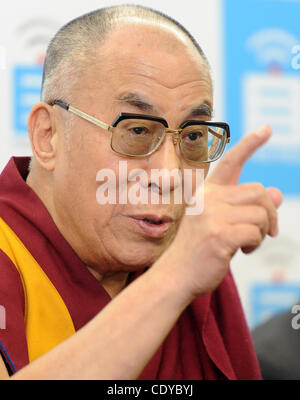 Nov. 7, 2011 - Tokyo, Giappone - tibetano leader spirituale DALAI LAMA partecipa a una conferenza stampa presso la stampa libera associazione del Giappone. Egli ha in programma di visitare il terremoto Fukushima e Sendai durante la sua visita in Giappone. (Credito Immagine: © Hiroki Yamamoto Jana/press/ZUMAPRESS.com) Foto Stock