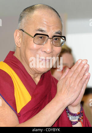 Nov. 7, 2011 - Tokyo, Giappone - tibetano leader spirituale DALAI LAMA partecipa a una conferenza stampa presso la stampa libera associazione di Giappone il 7 novembre 2011 a Tokyo, Giappone. Egli ha in programma di visitare il terremoto Fukushima e Sendai durante la sua visita in Giappone. (Credito Immagine: © Hiroki Yamam Foto Stock