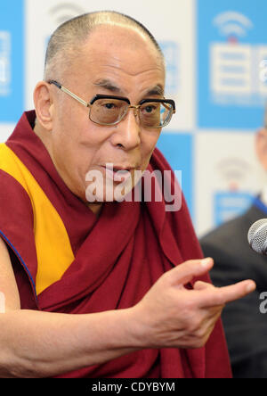 Nov. 7, 2011 - Tokyo, Giappone - tibetano leader spirituale DALAI LAMA partecipa a una conferenza stampa presso la stampa libera associazione di Giappone il 7 novembre 2011 a Tokyo, Giappone. Egli ha in programma di visitare il terremoto Fukushima e Sendai durante la sua visita in Giappone. (Credito Immagine: © Hiroki Yamam Foto Stock