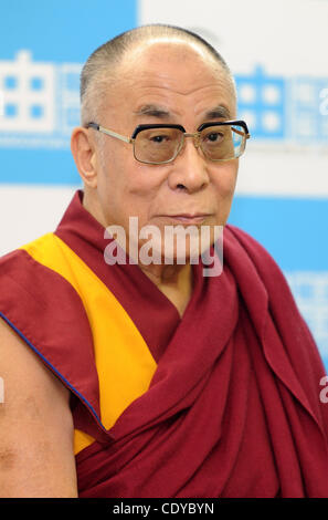 Nov. 7, 2011 - Tokyo, Giappone - tibetano leader spirituale DALAI LAMA partecipa a una conferenza stampa presso la stampa libera associazione di Giappone il 7 novembre 2011 a Tokyo, Giappone. Egli ha in programma di visitare il terremoto Fukushima e Sendai durante la sua visita in Giappone. (Credito Immagine: © Hiroki Yamam Foto Stock