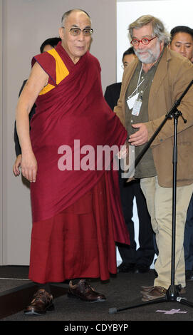 Nov. 7, 2011 - Tokyo, Giappone - tibetano leader spirituale DALAI LAMA partecipa a una conferenza stampa presso la stampa libera associazione di Giappone il 7 novembre 2011 a Tokyo, Giappone. Egli ha in programma di visitare il terremoto Fukushima e Sendai durante la sua visita in Giappone. (Credito Immagine: © Hiroki Yamam Foto Stock