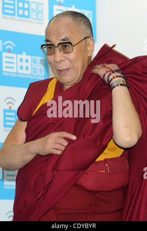 Nov. 7, 2011 - Tokyo, Giappone - tibetano leader spirituale DALAI LAMA partecipa a una conferenza stampa presso la stampa libera associazione di Giappone il 7 novembre 2011 a Tokyo, Giappone. Egli ha in programma di visitare il terremoto Fukushima e Sendai durante la sua visita in Giappone. (Credito Immagine: © Hiroki Yamam Foto Stock