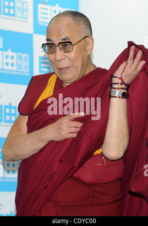 Nov. 7, 2011 - Tokyo, Giappone - tibetano leader spirituale DALAI LAMA partecipa a una conferenza stampa presso la stampa libera associazione di Giappone il 7 novembre 2011 a Tokyo, Giappone. Egli ha in programma di visitare il terremoto Fukushima e Sendai durante la sua visita in Giappone. (Credito Immagine: © Hiroki Yamam Foto Stock