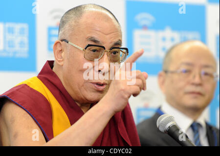 Nov. 7, 2011 - Tokyo, Giappone - tibetano leader spirituale DALAI LAMA partecipa a una conferenza stampa presso la stampa libera associazione di Giappone il 7 novembre 2011 a Tokyo, Giappone. Egli ha in programma di visitare il terremoto Fukushima e Sendai durante la sua visita in Giappone. (Credito Immagine: © Hiroki Yamam Foto Stock