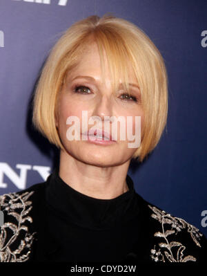 Il 5 ottobre 2011 - New York New York, Stati Uniti - Attrice Ellen Barkin assiste il New York premiere del "idi di marzo" tenutasi presso il Teatro Ziegfeld. (Credito Immagine: © Nancy Kaszerman/ZUMAPRESS.com) Foto Stock