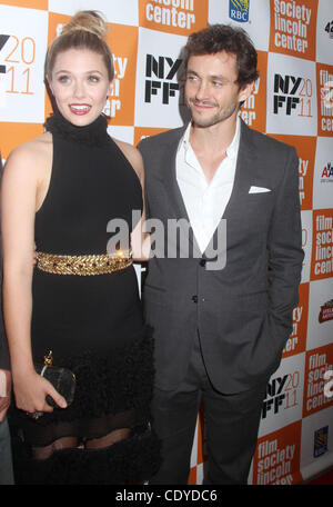 11 ott. 2011 - New York New York, Stati Uniti - Attrice ELIZABETH OLSEN e attore Hugh DANCY frequentare la New York premiere di 'Martha Marcy può Marlene" tenutasi durante la quarantanovesima annuale di New York Film Festival di Alice Tully Hall presso il Lincoln Center. (Credito Immagine: © Nancy Kaszerman/ZUMAPRESS.com) Foto Stock