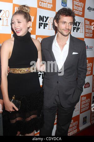 11 ott. 2011 - New York New York, Stati Uniti - Attrice ELIZABETH OLSEN e attore Hugh DANCY frequentare la New York premiere di 'Martha Marcy può Marlene" tenutasi durante la quarantanovesima annuale di New York Film Festival di Alice Tully Hall presso il Lincoln Center. (Credito Immagine: © Nancy Kaszerman/ZUMAPRESS.com) Foto Stock