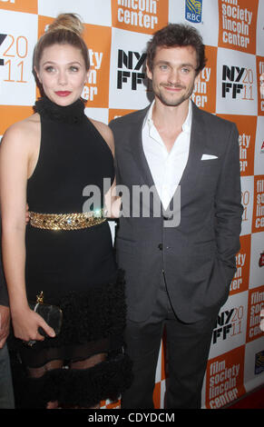 11 ott. 2011 - New York New York, Stati Uniti - Attrice ELIZABETH OLSEN e attore Hugh DANCY frequentare la New York premiere di 'Martha Marcy può Marlene" tenutasi durante la quarantanovesima annuale di New York Film Festival di Alice Tully Hall presso il Lincoln Center. (Credito Immagine: © Nancy Kaszerman/ZUMAPRESS.com) Foto Stock