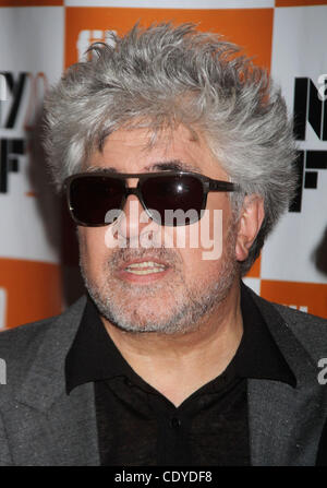 Ottobre 12, 2011 - New York New York, Stati Uniti - Il regista Pedro Almodovar assiste il New York premiere di 'La pelle io vivo nell' ha tenuto durante la quarantanovesima annuale di New York Film Festival di Alice Tully Hall presso il Lincoln Center. (Credito Immagine: © Nancy Kaszerman/ZUMAPRESS.com) Foto Stock