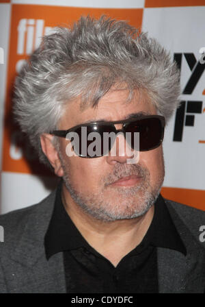 Ottobre 12, 2011 - New York New York, Stati Uniti - Il regista Pedro Almodovar assiste il New York premiere di 'La pelle io vivo nell' ha tenuto durante la quarantanovesima annuale di New York Film Festival di Alice Tully Hall presso il Lincoln Center. (Credito Immagine: © Nancy Kaszerman/ZUMAPRESS.com) Foto Stock