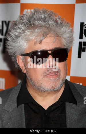 Ottobre 12, 2011 - New York New York, Stati Uniti - Il regista Pedro Almodovar assiste il New York premiere di 'La pelle io vivo nell' ha tenuto durante la quarantanovesima annuale di New York Film Festival di Alice Tully Hall presso il Lincoln Center. (Credito Immagine: © Nancy Kaszerman/ZUMAPRESS.com) Foto Stock