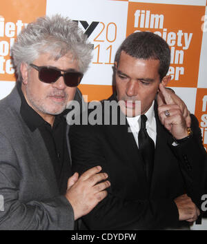 Ottobre 12, 2011 - New York New York, Stati Uniti - Il regista Pedro Almodovar e attore Antonio Banderas partecipare alla New York premiere di 'La pelle io vivo nell' ha tenuto durante la quarantanovesima annuale di New York Film Festival di Alice Tully Hall presso il Lincoln Center. (Credito Immagine: © Nancy Kaszerman/ZUMAPRESS.com) Foto Stock