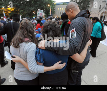 Sett. 20, 2011 - Atlanta, GA, Stati Uniti - I dimostranti abbracciare durante la chiamata per la Georgia di funzionari statali per fermare l'esecuzione pianificata di condannati killer Troy Davis presso il Campidoglio in Atlanta, Georgia, Martedì, Settembre 20, 2011. Davis è il programma a morire Mercoledì, Settembre 21, per il 1989 omicidio Foto Stock