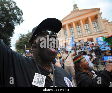 Sett. 20, 2011 - Atlanta, GA, Stati Uniti - "Generale" Larry Platt induce altri manifestanti a chiamare per la Georgia di funzionari statali per fermare l'esecuzione pianificata di condannati killer Troy Davis presso il Campidoglio in Atlanta, Georgia, Martedì, Settembre 20, 2011. Davis è il programma a morire Mercoledì, Settembre Foto Stock