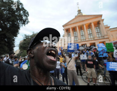 Sett. 20, 2011 - Atlanta, GA, Stati Uniti - "Generale" Larry Platt induce altri manifestanti a chiamare per la Georgia di funzionari statali per fermare l'esecuzione pianificata di condannati killer Troy Davis presso il Campidoglio in Atlanta, Georgia, Martedì, Settembre 20, 2011. Davis è il programma a morire Mercoledì, Settembre Foto Stock