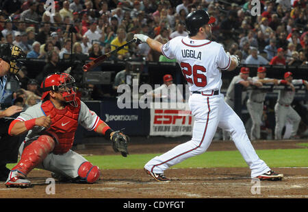 Sett. 28, 2011 - Atlanta, GA, Stati Uniti - Atlanta Braves secondo baseman Dan Uggla, destro colpisce un due-run home run come Philadelphia Phillies catcher Carlos Ruiz guarda nella terza inning di MLB baseball gioco al Turner Field di Atlanta, Georgia, il 28 settembre 2011. UPI foto/Erik S. minore (credito Foto Stock