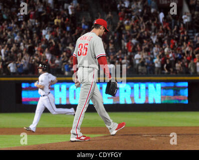 Sett. 28, 2011 - Atlanta, GA, Stati Uniti - Philadelphia Phillies brocca Cole Hamels, destra, cammina indietro per il tumulo dopo dare un due-run home run per Atlanta Braves secondo baseman Dan Uggla, a sinistra nella terza inning di MLB baseball gioco al Turner Field di Atlanta, Georgia, il 28 settembre 2011. Foto Stock