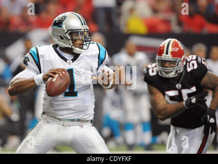 16 ottobre 2011 - Atlanta, GA, Stati Uniti - Carolina Panthers quarterback Cam Newton (#1) tenta di evitare la pressione degli Atlanta Falcons difensivo fine John Abraham (#55) nella seconda metà di un NFL Football gioco presso il Georgia Dome di Atlanta, Georgia il 16 ottobre 2011. I falchi sconfitto le pantere Foto Stock