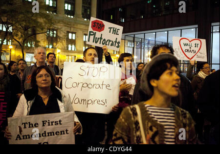 Chicago, IL US - Anti-Wall Street manifestanti con occupano Chicago raccogliere in Daley Plaza a Chicago, Illinois mercoledì 2 novembre 2011. Il gruppo è stato marciando in solidarietà con il movimento occupano a Oakland, in California. (Joel Kowsky/ZUMA Press) Foto Stock