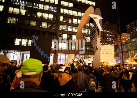 Chicago, IL US - Anti-Wall Street manifestanti con occupano Chicago raccogliere in Daley Plaza a Chicago, Illinois mercoledì 2 novembre 2011. Il gruppo è stato marciando in solidarietà con il movimento occupano a Oakland, in California. (Joel Kowsky/ZUMA Press) Foto Stock