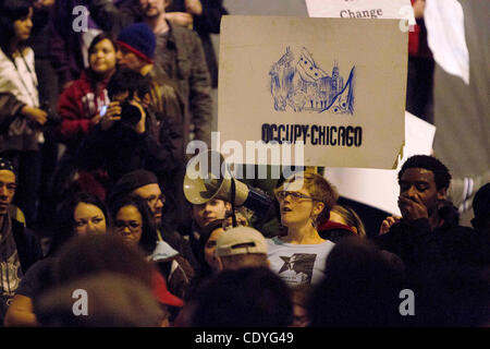 Chicago, IL US - Anti-Wall Street manifestanti con occupano Chicago raccogliere in Daley Plaza a Chicago, Illinois mercoledì 2 novembre 2011. Il gruppo è stato marciando in solidarietà con il movimento occupano a Oakland, in California. (Joel Kowsky/ZUMA Press) Foto Stock