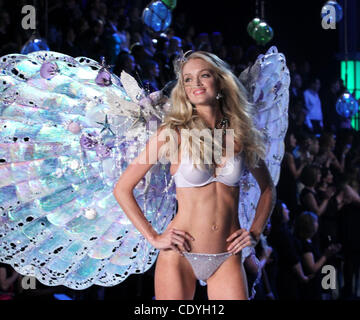 Nov. 9, 2011 - New York New York, Stati Uniti - Modello di LINDSAY ELLINGSON sulla pista alle 2011 Victoria's Secret Fashion Show tenutosi al Lexington Avenue Armory. (Credito Immagine: © Nancy Kaszerman/ZUMAPRESS.com) Foto Stock