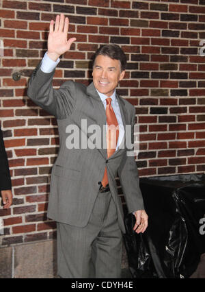 Nov. 10, 2011 - New York New York, Stati Uniti - Repubblicano speranzoso presidenziale RICK PERRY esce dopo aver fatto il 'Top 10' su 'Late Show con David Letterman" tenutasi presso la Ed Sullivan Theater. (Credito Immagine: © Nancy Kaszerman/ZUMAPRESS.com) Foto Stock