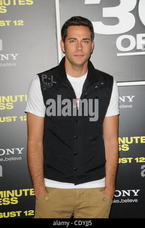 Agosto 8, 2011 - Los Angeles, California, Stati Uniti - Zachary Levi che frequentano la Columbia Pictures Premiere mondiale di ''30 minuti o meno'" tenutasi presso il Grauman's Chinese Theatre in Hollywood, la California il 8/8/11. 2011(Immagine di credito: Â© D. lunga/Globe foto/ZUMAPRESS.com) Foto Stock