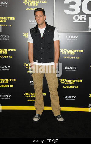 Agosto 8, 2011 - Los Angeles, California, Stati Uniti - Zachary Levi che frequentano la Columbia Pictures Premiere mondiale di ''30 minuti o meno'" tenutasi presso il Grauman's Chinese Theatre in Hollywood, la California il 8/8/11. 2011(Immagine di credito: Â© D. lunga/Globe foto/ZUMAPRESS.com) Foto Stock