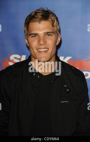 Sett. 1, 2011 - Los Angeles, California, Stati Uniti - Chris Zylka frequentando il Los Angeles Cast & Crew lo screening di ''Shark notte 3D'' tenuto presso la Città universale a piedi in città universale, California il 9/1/11. 2011(Immagine di credito: Â© D. lunga/Globe foto/ZUMAPRESS.com) Foto Stock