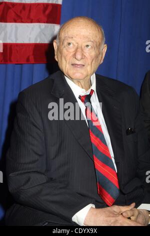 Sett. 13, 2011 - New York New York, Stati Uniti - Ex sindaco ED KOCH.Bob Turner ha vinto l'elezione speciale il 13 settembre 2011 per il congresso sconfitto David Weprin a sostituire Rep Anthony Weiner che ha rassegnato le dimissioni.Bob Turner vittoria partito ha vinto la sede del congresso in vista Roma ristorante a Howard Beach Queens, Nuova Y Foto Stock