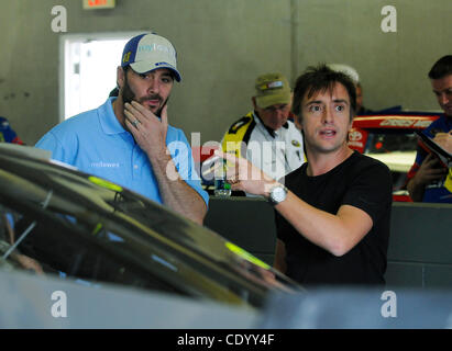 Nov. 6, 2011 - Fort Worth, Texas, Stati Uniti d'America - nov. 6, 2011. Fort Worth, Texas, Stati Uniti d'America. Autista Jimmie Johnson è intervistato da BBC Top Gear ospitare Richard Hammond (R) Interviste prima dell'AAA Texas 500 al Texas Motor Speedway di Fort Worth, Texas. (Credito Immagine: © Ralph Lauer/ZUMAPRESS.com) Foto Stock