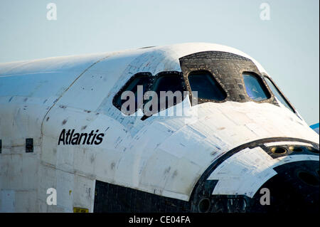 Lo Space Shuttle Atlantis e la sua STS-135 equipaggio di quattro terre presso il Kennedy Space Center di Cape Canaveral, in Florida, il 21 luglio 2011. L'atterraggio scoperchiato un 13-giorno missione di alimentazione della stazione spaziale internazionale e termina di NASA 30-anno-vecchio space shuttle in programma. ZUMA Press/Scott A. Miller Foto Stock