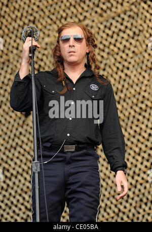 5 agosto 2011 - Chicago, Illinois, Stati Uniti d'America - cantante MAYNARD JAMES KEENAN della banda un cerchio perfetto si esibisce dal vivo come parte del ventesimo anniversario di Lollapalooza Music Festival che si svolge al Grant Park. I tre giorni del festival sarà attrarre oltre 270 mila appassionati per vedere una varietà di artista Foto Stock