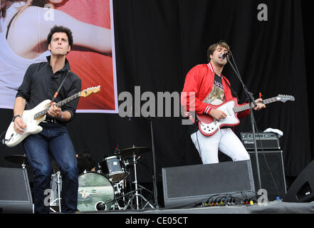 5 agosto 2011 - Chicago, Illinois, Stati Uniti d'America - il cantante Justin giovani e il chitarrista FREDDIE COWAN della banda i vaccini si esibisce dal vivo come parte del ventesimo anniversario di Lollapalooza Music Festival che si svolge al Grant Park. I tre giorni del festival sarà attrarre oltre 270 mila appassionati per vedere un Foto Stock