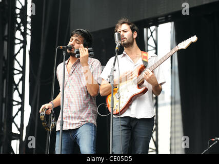 5 agosto 2011 - Chicago, Illinois, Stati Uniti d'America - cantante SAMEER GADHIA e chitarrista Eric CANNATA della band giovani il gigante si esibisce dal vivo come parte del ventesimo anniversario di Lollapalooza Music Festival che si svolge al Grant Park. I tre giorni del festival sarà attrarre oltre 270 mila appassionati per vedere un Foto Stock