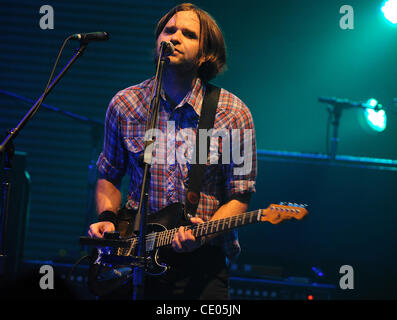 8 agosto 2011 - Cary, North Carolina, Stati Uniti d'America - cantante / chitarrista BENJAMIN GIBBARD della band Death Cab for Cutie suona dal vivo come loro 2011 tour farà tappa al Koka Booth anfiteatro. Copyright 2011 Jason Moore. (Credito Immagine: © Jason Moore/ZUMAPRESS.com) Foto Stock