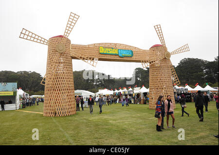 Agosto 12, 2011 - San Francisco, California, Stati Uniti d'America - atmosfera generale come parte del 2011 al di fuori di terre Music Festival che si svolge al Golden Gate Park. I tre giorni del festival si richiamano migliaia di appassionati di vedere una varietà di artista su sei diversi stadi. Copyright 2011 Jason Moore. (Credi Foto Stock