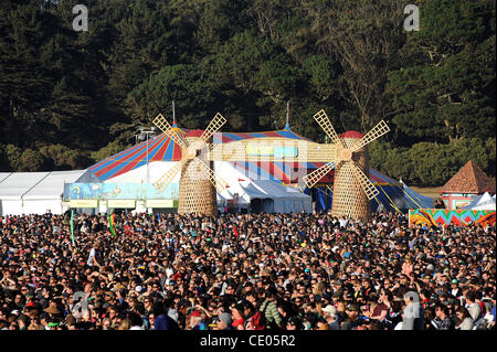 Aug 13, 2011 - San Francisco, California, Stati Uniti d'America - atmosfera generale come parte del 2011 al di fuori di terre Music Festival che si svolge al Golden Gate Park. I tre giorni del festival si richiamano migliaia di appassionati di vedere una varietà di artista su sei diversi stadi. Copyright 2011 Jason Moore. (Credito Foto Stock