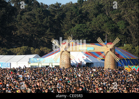 Aug 13, 2011 - San Francisco, California, Stati Uniti d'America - atmosfera generale come parte del 2011 al di fuori di terre Music Festival che si svolge al Golden Gate Park. I tre giorni del festival si richiamano migliaia di appassionati di vedere una varietà di artista su sei diversi stadi. Copyright 2011 Jason Moore. (Credito Foto Stock