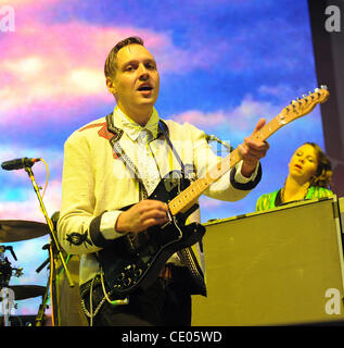 Agosto 14, 2011 - San Francisco, California, Stati Uniti d'America - musicista WIN BUTLER della band Arcade Fire suona dal vivo come parte del 2011 al di fuori di terre Music Festival che si svolge al Golden Gate Park. I tre giorni del festival si richiamano migliaia di appassionati di vedere una varietà di artista su sei diversi sta Foto Stock