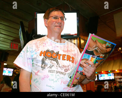 Hooters Bikini Party calendario. Il 2012 HOOTERS Calendar Girls sono stati selezionati tra oltre 20.000 Hooters ragazze di tutto il mondo. Le ragazze del calendario non sono modelli da New York. In realtà è possibile soddisfare ogni ragazza di persona presso un Hooters Ristorante in tutto il mondo. Ogni ragazza del calendario è una vera e propria ho Foto Stock