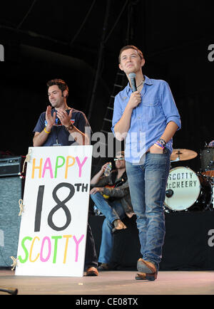 Ott 7, 2011 - Raleigh, North Carolina, Stati Uniti d'America - vincitrice del premio American Idol SCOTTY McCREERY e personalità della radio da WQDR presente a lui con un biglietto di auguri di compleanno firmato dagli appassionati come lui partecipa nella sua città natale una festa di compleanno per celebrare è diciottesimo compleanno con una performance di oltre 14 mila tifosi mentre al momento W Foto Stock